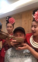 张兆辉被苗族美女灌酒，臀部撞上身脸红，黄日华在旁笑哈哈