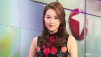 她是东方卫视名嘴，离婚后给儿子当妈又当爹，如今儿子是她的骄傲