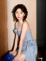 谭松韵今日份蓝色花朵裙造型太美啦……