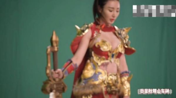 柳岩当年拍摄游戏广告花絮,身材好就是只瘦该瘦的地方