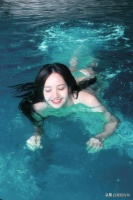 Lisa脱了！海边比基尼照太辣了 连女生都会忍不住多看两眼