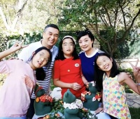 张嘉译与家人罕见同框！女儿胖乎乎和爸爸如复制，王海燕一脸素颜