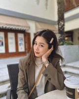 TVB前甜美女神国外度假！一家四口车尾箱吃雪糕，两夫妻甜蜜对望