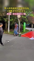 究竟输在了哪里？黑人小伙追到中国漂亮女友，街头搂着高调秀恩爱