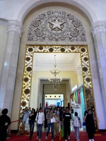 现场｜上海书展时间来了，他们在书海里“找快乐，找智慧”