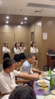 这桌有人带媳妇了
