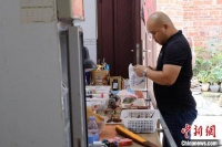 广西京剧小伙爱“国漆” 朴实器物绘出绚丽色彩