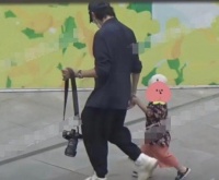 陈坤被曝有三娃，带俩小男孩外出逛商场，大儿子亲妈身份至今成谜