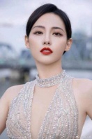 张嘉倪，36岁，是一位备受瞩目的女演员……