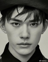 鼻梁有痣的男生都这么好看吗！