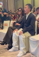 梁朝伟出轨私生子风波后露面，和刘嘉玲同坐零交流……