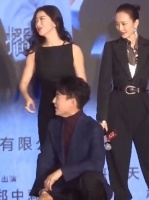 靳东和朱珠等三位大美女合影，乐开了花