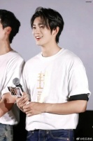 有网友认为于适是高配版王鹤棣，身材颜值演技都略胜一筹……