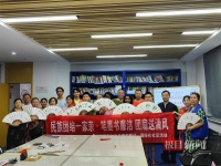武汉青山区八大家花园社区开展“团扇送清风”折扇书写活动