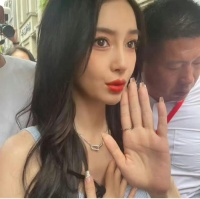 路人镜头下的Angelababy，随便一拍都很好看的脸是这样的