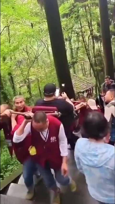 网友:男子因为太胖不愿意步行上山……