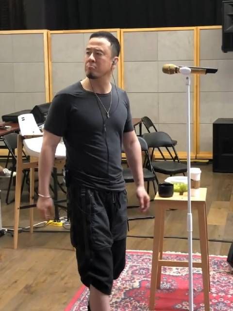 来看看杨坤是怎么进入状态的哈哈哈!