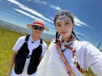 奚梦瑶新造型曝光，穿藏族服装美出新高度，老公何猷君像小跟班