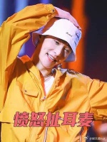 张艺兴愤怒扯下耳麦这一幕，让李荣浩明白内娱的水有多深