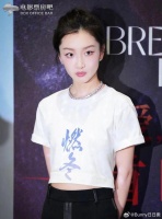 周冬雨近照变好看了耶，有点像倪妮和宋祖儿的结合体……