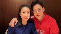 郭晶晶夫妇带子女出国旅游都是去看博物馆 环境拥挤还和网友合影