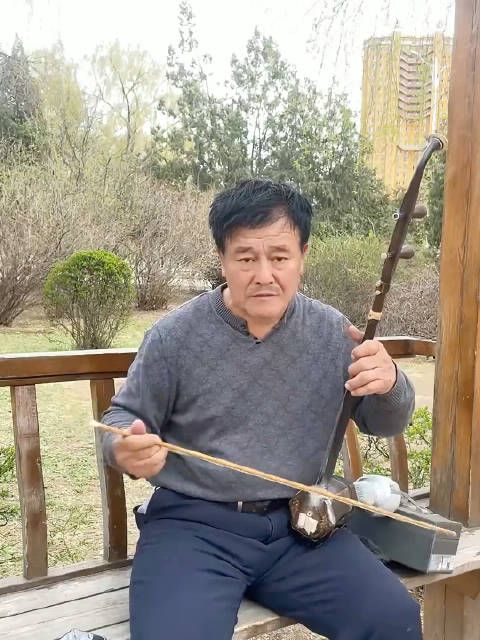 大家快来看看这个人像不像赵本山?1-10分相似度你打几分?