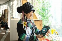 与高奢结合，彝绣惊艳世界