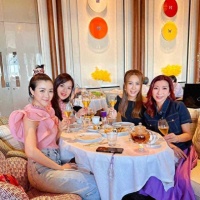 TVB知名女星获港姐密友庆生！穿紫色裙显高贵，视帝妻子少女味足