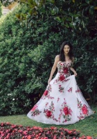 “汉南洞夫人”金熙英罕出镜，穿玫瑰礼服抢镜，与女儿同框似姐妹