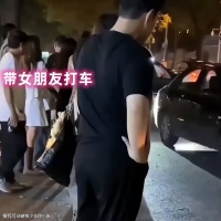 这是啥关系？男子带女朋友打车回家，另一个女生抱着他的腿不放手