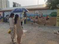 老家属院彩绘新文化墙，重现老工人记忆里的“旧时光”