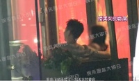 买超回应与美女亲密搂肩被拍:别断章取义别编故事
