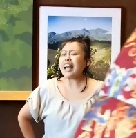 星巴克里坐着等人，遭金星会员女子脚踢、谩骂：不消费坐什么坐？