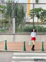 陈都灵分享了三张街拍照片，美女露腿了……