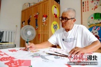 河北阜城一农民身残志坚 用画笔描摹精彩人生