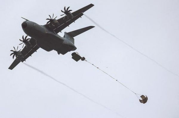 (法军一架A400M军用运输机空投军用装备 图源:视觉中国)