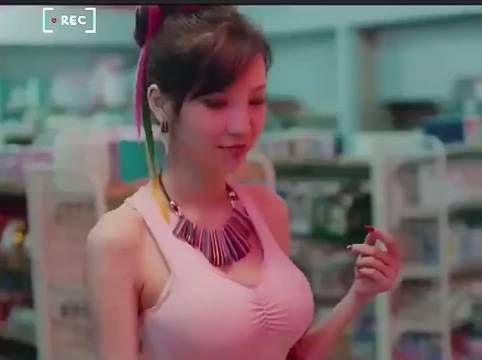 美女便利店买东西，不料前台的一个举动，直接把美女吓坏