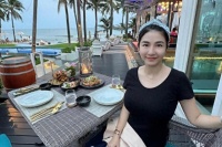 香港知名女星复出做网红，晒丰满好身材，与外籍男友只恋爱不结婚