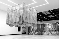 她把一切埋伏于皮囊之上