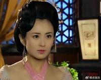 她，长得美演技好，嫁圈外老公生帅气儿子，一家三口过得平凡也幸福