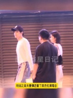 付辛博颖儿跟朋友聚会，小两口结婚5年，感情依旧很稳定