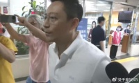 台媒曝汪小菲深夜约会辣妹，两人互动亲密，但他右眼下方淤青明显