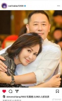 刘嘉玲和唐鹤德亲密合影，像亲人，都是几十年的好友