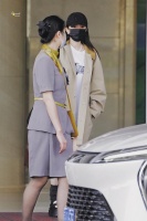 杨幂机场到达饭拍 幂幂真•行走的衣架，初秋穿搭get