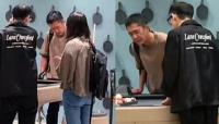 梁朝伟香港被遇，身边神秘女子惹关注，看见有人拍照立马戴口罩