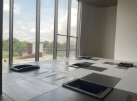 废弃ATM机也能变成艺术品？他在个展中设计了独特动线