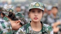 洛阳一女大学生因军训照走红，多家公司求签遭拒，看到正脸网友不淡定了