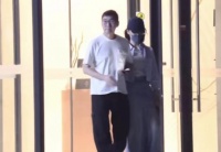 陈数带老公外出聚会被拍，身形纤细仍美丽，两人被赞是模范夫妻