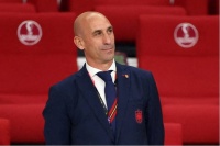 法官就“强吻门”开展调查 西足协主席被强令辞职