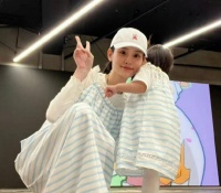 奚梦瑶晒与女儿同框照，小朋友可爱呆萌，母女穿亲子装好温馨